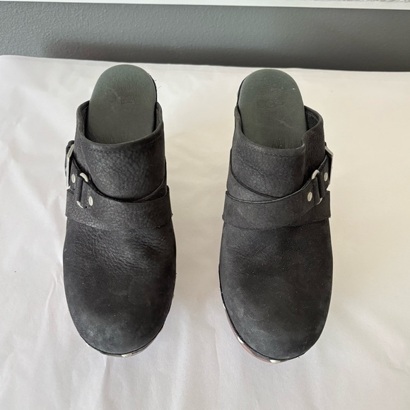 UGG Natalee Genuine Leather Sheep Skin Lined Black Studded Wedge Clogs Size 7 - Picture 2 of 9
